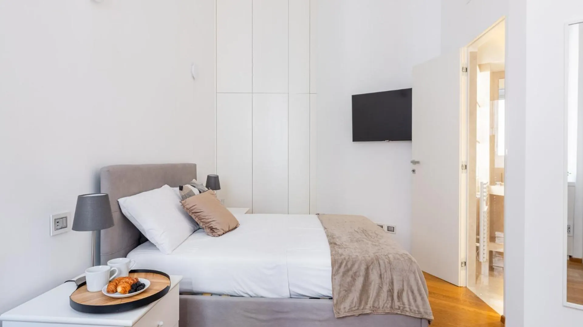 The Best Rent - One-Bedroom Flat In Tritone Area Rome Apartment