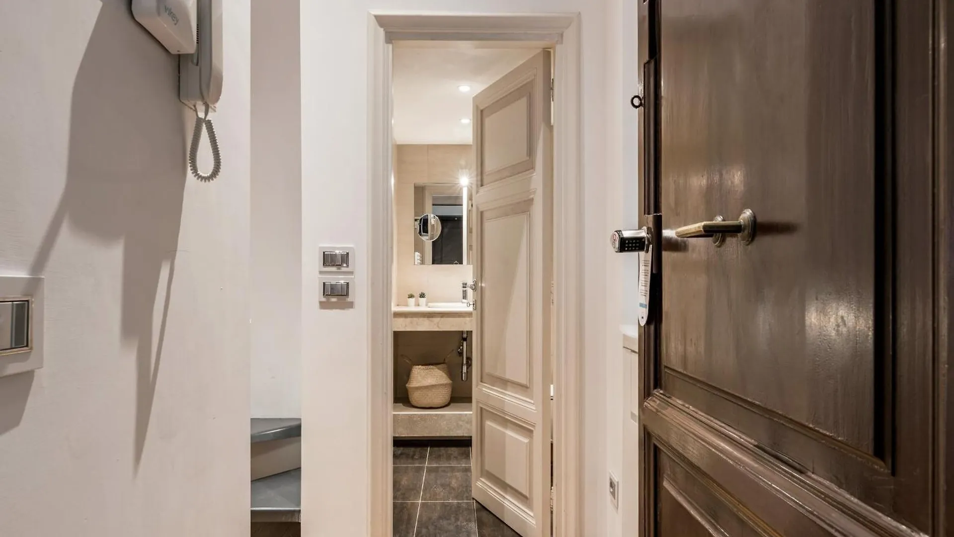 The Best Rent - One-Bedroom Flat In Tritone Area Rome Apartment
