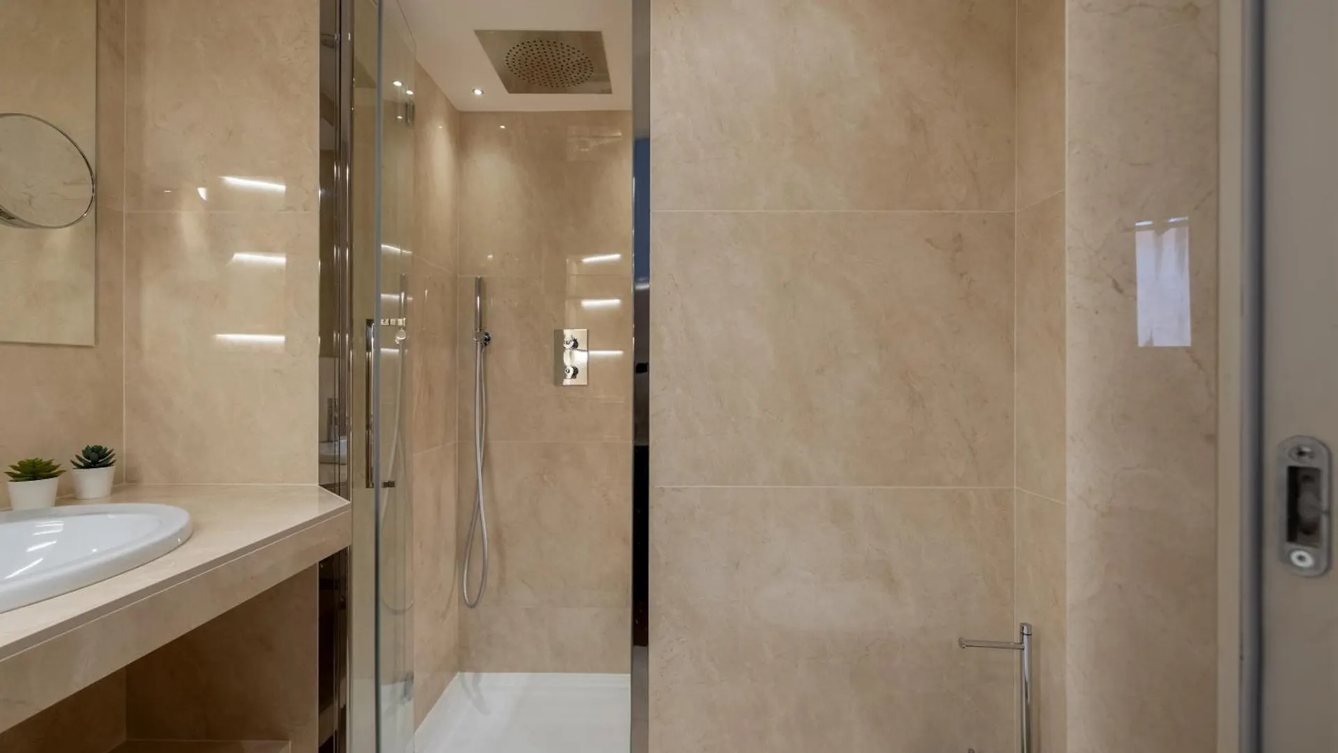 The Best Rent - One-Bedroom Flat In Tritone Area Rome Apartment